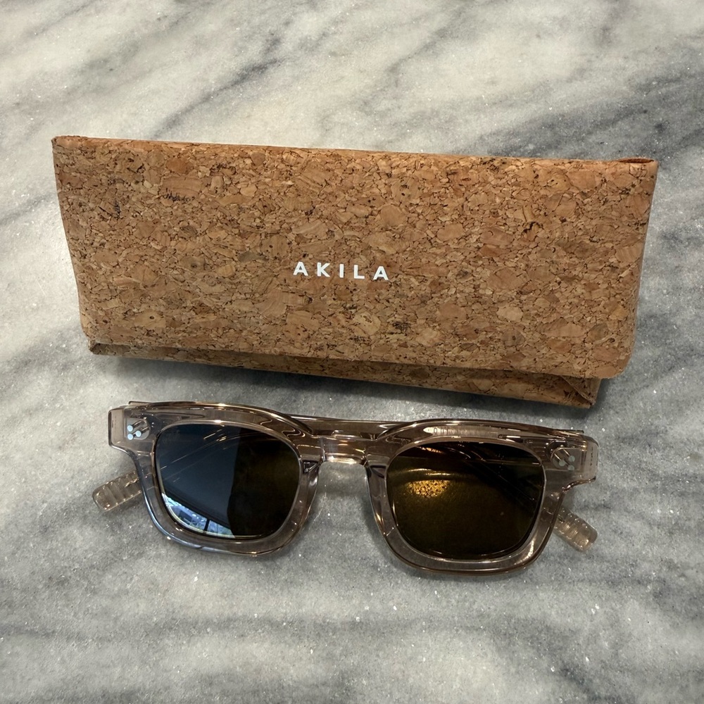 Akila Ascent Beige/Brown Sunglasses with Cork Case